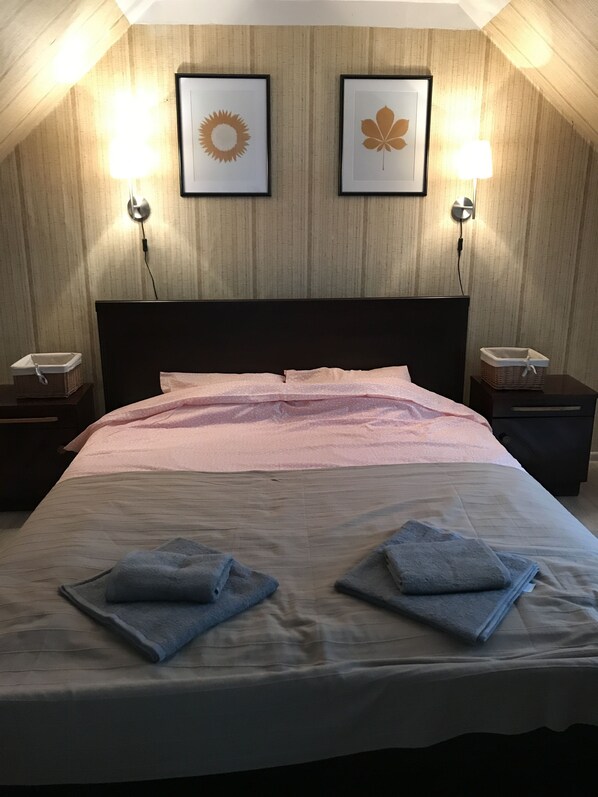 3 bedrooms, iron/ironing board, WiFi, bed sheets