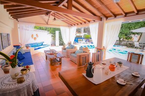 Outdoor dining - ¡Casa turística colonial con piscina privada en la rivera del río Cauca! (Jericó)