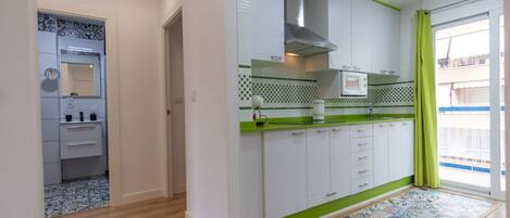 Réfrigérateur, plaque de cuisson, cafetière/bouilloire