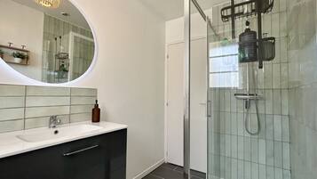 Douche, serviettes fournies