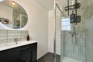 Shower, towels