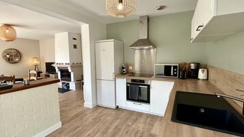 Een koelkast, een microgolfoven, een oven, een kookplaat