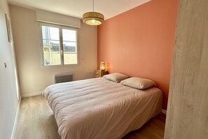 2 bedrooms, travel cot, WiFi, bed sheets