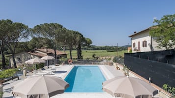 Una piscina al aire libre de temporada