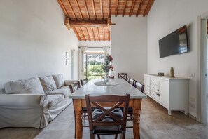 Villa | Area soggiorno | TV a schermo piatto 32 pollici con canali via cavo