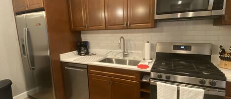 ثلاجة، ميكروويف، فرن، موقد طهي مسطح