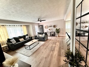 Smart TV - Siesta Beach Getaway - Minutes to Beach, Shops, Dining (Sarasota)