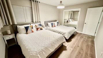 3 habitaciones, tabla de planchar con plancha y cuna de viaje