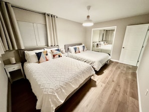 3 habitaciones, tabla de planchar con plancha y cuna de viaje