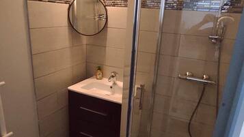 Douche, savon, papier toilette