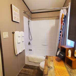 Hair dryer, towels, soap, shampoo - Dog friendly peaceful retreat for 2 (Concho)