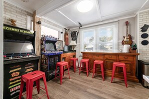 Games room - Bill Murray - Private Barcade and Outdoor Lounge - OSU/Clintonville/CrewStadium (Columbus)