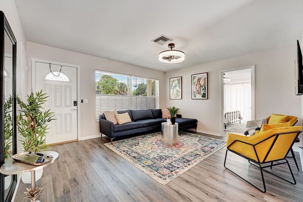 Living area - ~Best Location In West Palm Beach~Swimming Pool Oasis~Putting Green (West Palm Beach)