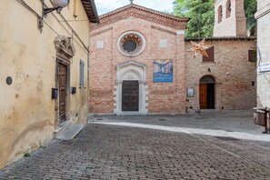Exterior - GuestHost - Cozy studio of 35 sqm located on the ground floor of a historic building of 1500 (a step to access), perfect for 1 person.The accommodation is located in the center (ZTL) in the heart of the historic city of Urbino. The accommodation enjoys a (Urbino)