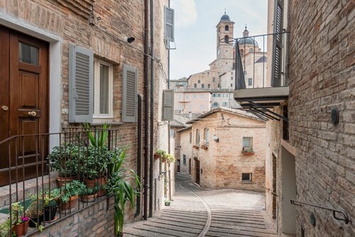 GuestHost - Cozy studio of 35 sqm located on the ground floor of a historic building of 1500 (a step to access), perfect for 1 person.The accommodation is located in the center (ZTL) in the heart of the historic city of Urbino. The accommodation enjoys a