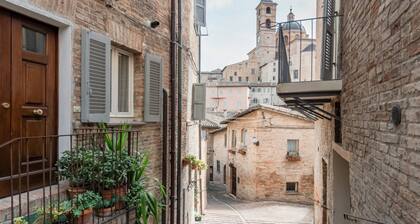 GuestHost - Cozy studio of 35 sqm located on the ground floor of a historic building of 1500 (a step to access), perfect for 1 person.The accommodation is located in the center (ZTL) in the heart of the historic city of Urbino. The accommodation enjoys a