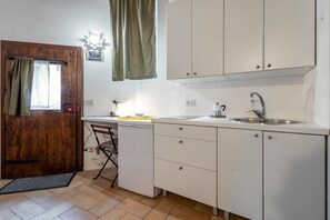 Fridge, stovetop, toaster - GuestHost - Cozy studio of 35 sqm located on the ground floor of a historic building of 1500 (a step to access), perfect for 1 person.The accommodation is located in the center (ZTL) in the heart of the historic city of Urbino. The accommodation enjoys a (Urbino)