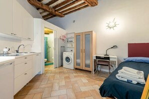 Iron/ironing board, Internet - GuestHost - Cozy studio of 35 sqm located on the ground floor of a historic building of 1500 (a step to access), perfect for 1 person.The accommodation is located in the center (ZTL) in the heart of the historic city of Urbino. The accommodation enjoys a (Urbino)