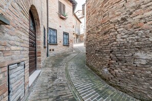 Property grounds - GuestHost - Cozy studio of 35 sqm located on the ground floor of a historic building of 1500 (a step to access), perfect for 1 person.The accommodation is located in the center (ZTL) in the heart of the historic city of Urbino. The accommodation enjoys a (Urbino)