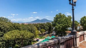 Vista de un parque con una montaña al fondo, un farol y un parque infantil.