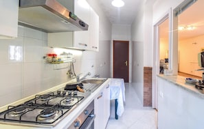 Refrigerador, placa de cocina, utensilios de cocina