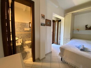 3 slaapkamers, een strijkplank/strijkijzer, gratis wifi, beddengoed