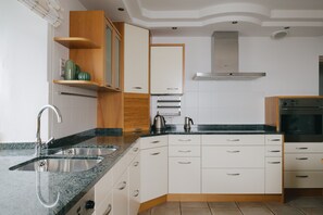 Køleskab, ovn, kogeplade, opvaskemaskine