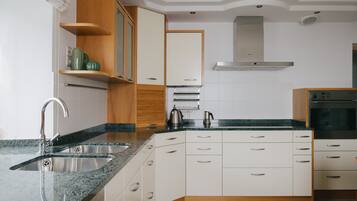 Frigorifero, forno, piano cottura, lavastoviglie