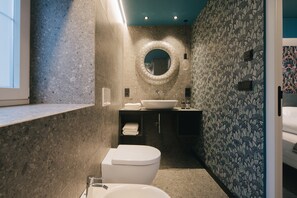 Shower, hair dryer, towels - Apartment 'Cityview Apt 3' with Mountain View, Private Terrace and Wi-Fi (Bressanone)