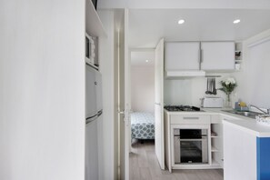 Fridge, microwave, oven, stovetop - Mobile Home "Villa Granja Sol 1" with Shared Garden & Wi-Fi (São Felix da Marinha)