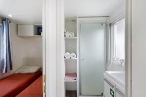 Room - Mobile Home "Villa Granja Sol 1" with Shared Garden & Wi-Fi (São Felix da Marinha)