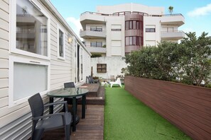 Outdoor dining - Mobile Home "Villa Granja Sol 1" with Shared Garden & Wi-Fi (São Felix da Marinha)