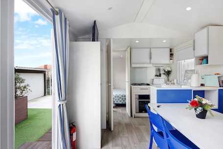 Frigorifero, microonde, forno, piano cottura. Casa mobile "Villa Granja Sol 1" con giardino in comune e Wi-Fi