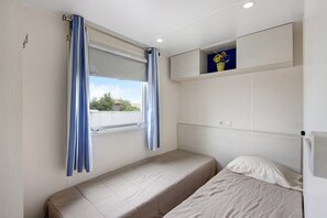 2 bedrooms, free WiFi, bed sheets - Mobile Home "Villa Granja Sol 2" with Shared Garden & Wi-Fi (São Felix da Marinha)