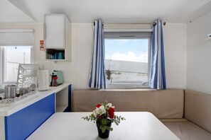 Interior - Mobile Home "Villa Granja Sol 2" with Shared Garden & Wi-Fi (São Felix da Marinha)