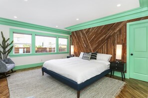 2 soverom, skrivebord, strykejern/-brett og reiseseng for barn