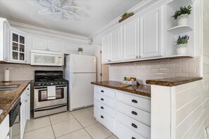 Fridge, microwave, oven, stovetop - Family Fun Villa | Heated Pool | Arcade & Ping Pong | BBQ | Near Hollywood Beach (Hollywood)