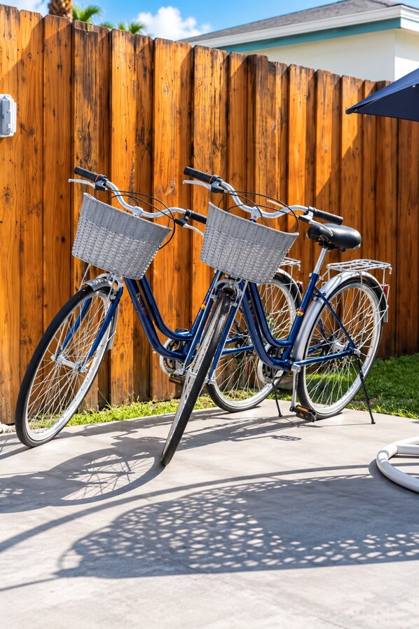 Dos bicicletas estacionadas junto a una cerca de madera.