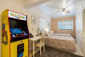 3 bedrooms, desk, iron/ironing board, travel cot - Family Fun Villa | Heated Pool | Arcade & Ping Pong | BBQ | Near Hollywood Beach (Hollywood)