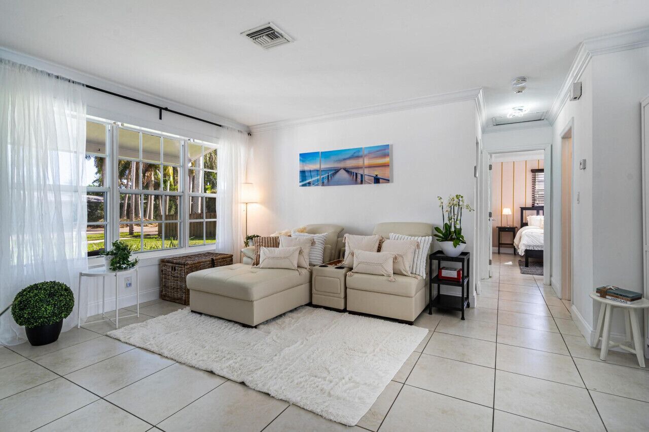 3 chambres, bureau, fer et planche à repasser, lit de bébé portatif