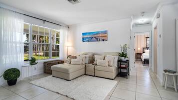 3 chambres, bureau, fer et planche à repasser, lit de bébé portatif