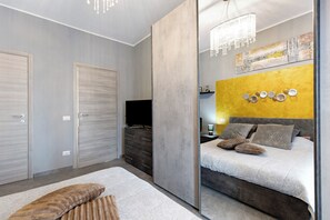 2 bedrooms, iron/ironing board, free WiFi, bed sheets - Apartment 'Casa Cattaleya Del Sol' with Lake View, Wi-Fi & Air Conditioning (Peschiera del Garda)