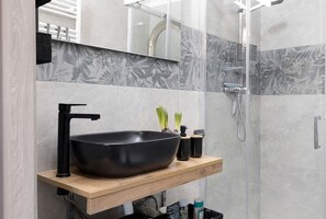 Dusche, Haartrockner, Handtücher