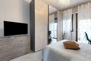 2 bedrooms, iron/ironing board, free WiFi, bed sheets - Apartment 'Casa Cattaleya Del Sol' with Lake View, Wi-Fi & Air Conditioning (Peschiera del Garda)