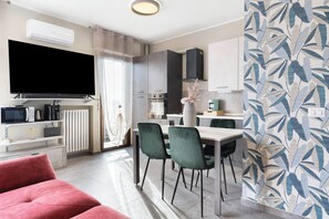 Dining - Apartment 'Casa Cattaleya Del Sol' with Lake View, Wi-Fi & Air Conditioning (Peschiera del Garda)