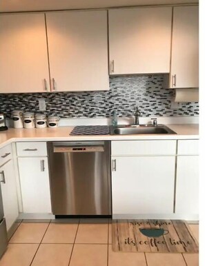 Fridge, microwave, oven, stovetop - Right on 7 Springs Property, Newly Remodeled, 3 Bed, 3Bath Condo.  (Champion)