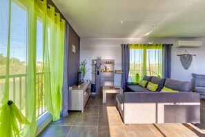 TV - Villa "La Petite Maison Au Bord Du Canal" with Private Terrace, Private Garden & Wi-Fi (Frontignan)