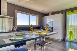 Fridge, microwave, oven, stovetop - Villa "La Petite Maison Au Bord Du Canal" with Private Terrace, Private Garden & Wi-Fi (Frontignan)