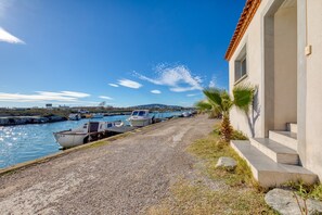 Property grounds - Villa "La Petite Maison Au Bord Du Canal" with Private Terrace, Private Garden & Wi-Fi (Frontignan)