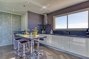 Fridge, microwave, oven, stovetop - Villa "La Petite Maison Au Bord Du Canal" with Private Terrace, Private Garden & Wi-Fi (Frontignan)